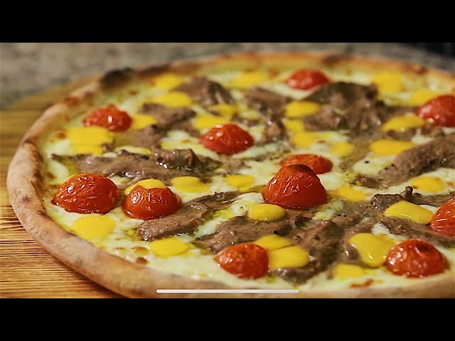 Пицца с маринованой телятиной и томатами