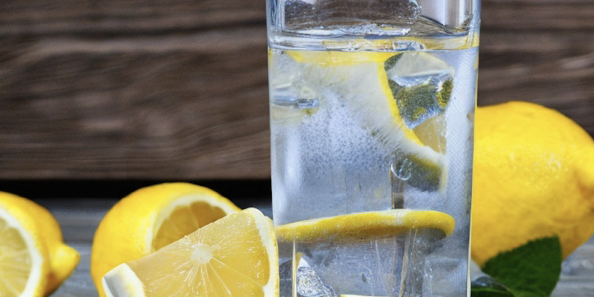 Идеальное утро: 10 причин пить воду с лимоном после сна