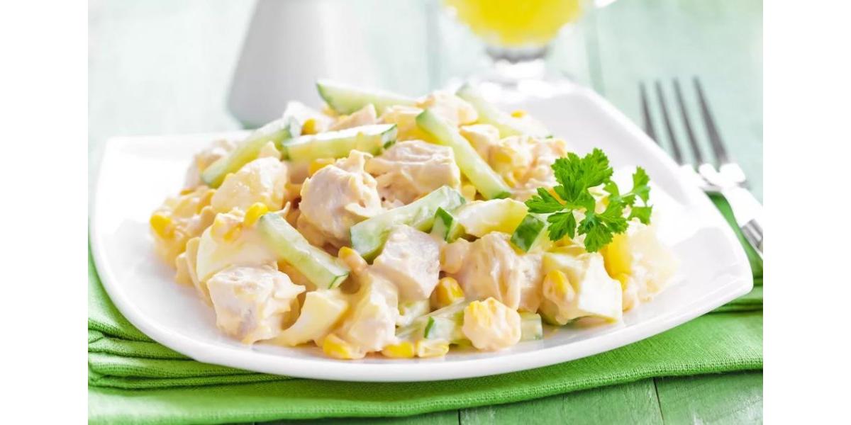 Здоровый салат с куриной грудкой, ананасами и сыром: вкус и польза в одном блюде