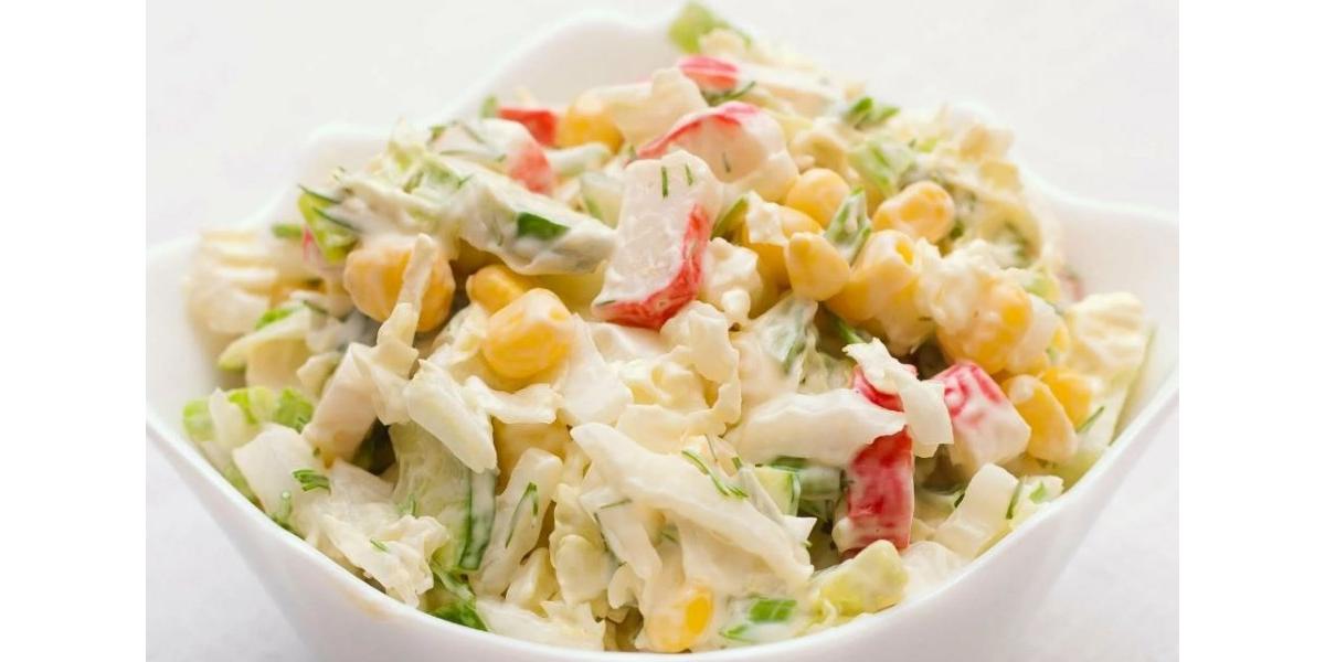 Легкий и освежающий: салат с крабовыми палочками и капустой