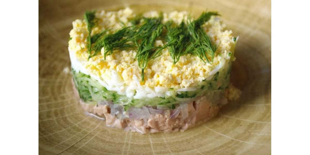 Легкий и питательный салат из печени трески: шаг за шагом
