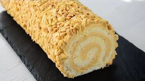 Бисквитный рулет с арахисом и масляным кремом