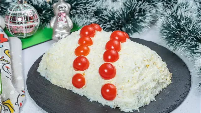 Слоеный салат с курицей и сыром