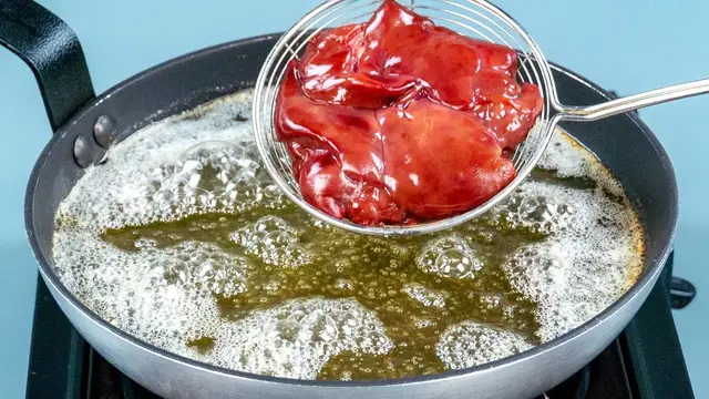 Сочная куриная печень с овощами на сковороде под сырным соусом