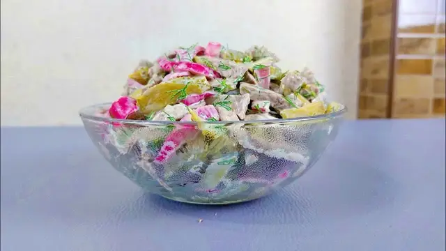Салат с говяжьим мясом и маринованными огурцами