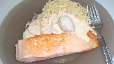 Вермишель с сырным соусом и рыбой