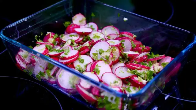 Маринованная редиска с чесноком и зеленью