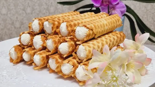 Хрустящие вафельные трубочки с кремом