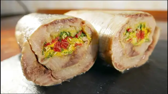 Праздничный рулет из сельди с яйцом