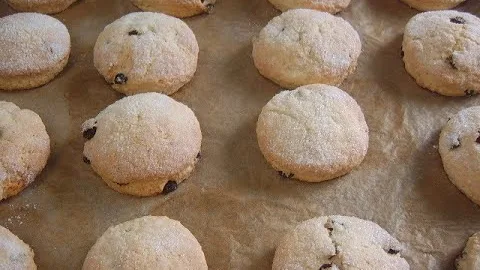Сдобное печенье, яблоки с орехами