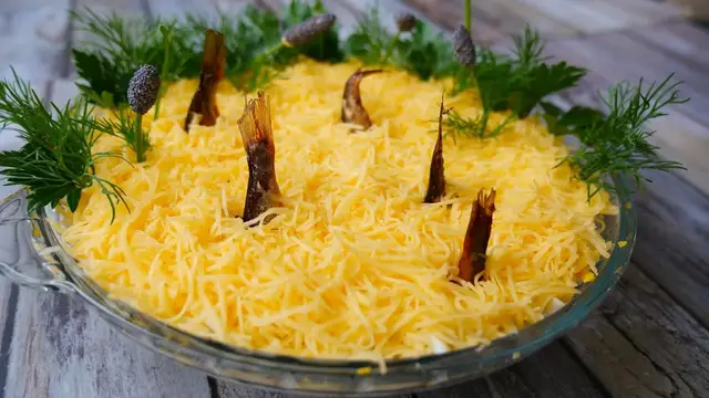 Сытный и вкусный салат со шпротами и картофелем 