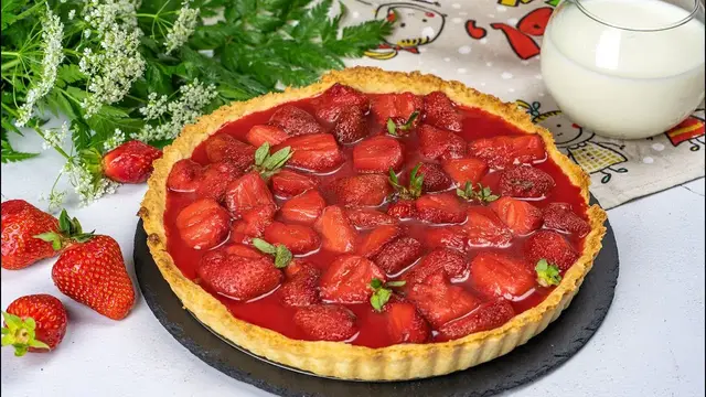 Нежный пирог с клубникой в заливке из сметаны