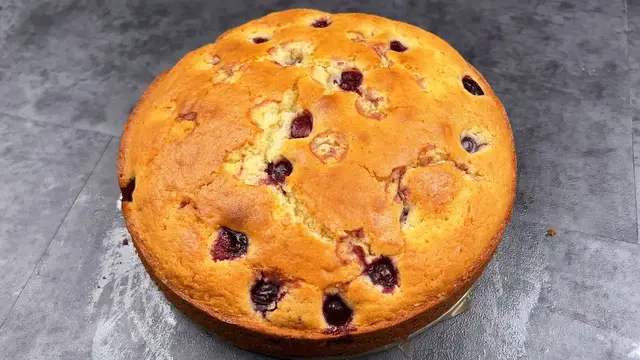 Пышный вишнёвый пирог в духовке