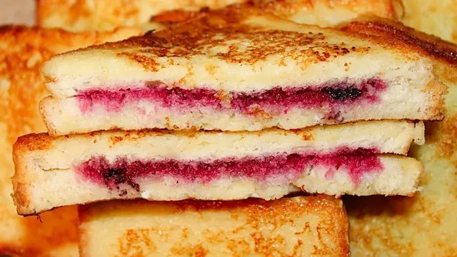 Сытные гренки с джемом на завтрак 