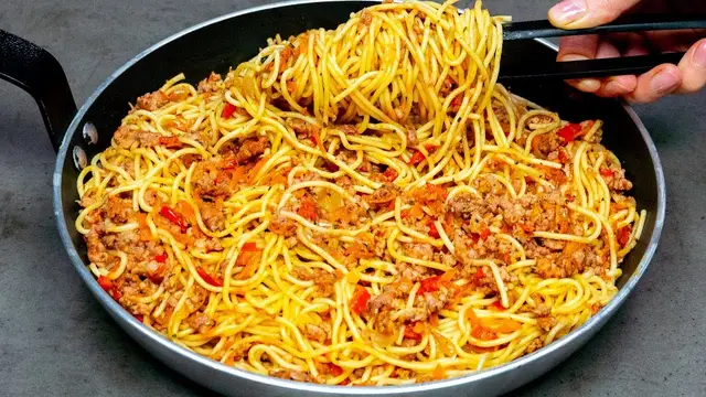 Спагетти с мясным соусом болоньезе и свежим овощным салатом