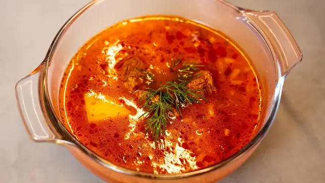 Красный суп с мясом, рисом и томатами