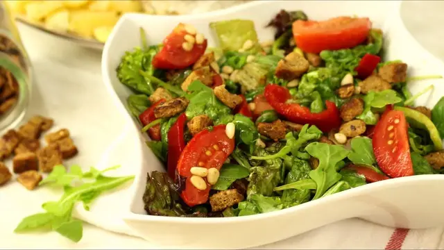 Яркий Летний салат с рукколой, крутонами и кедровыми орешками