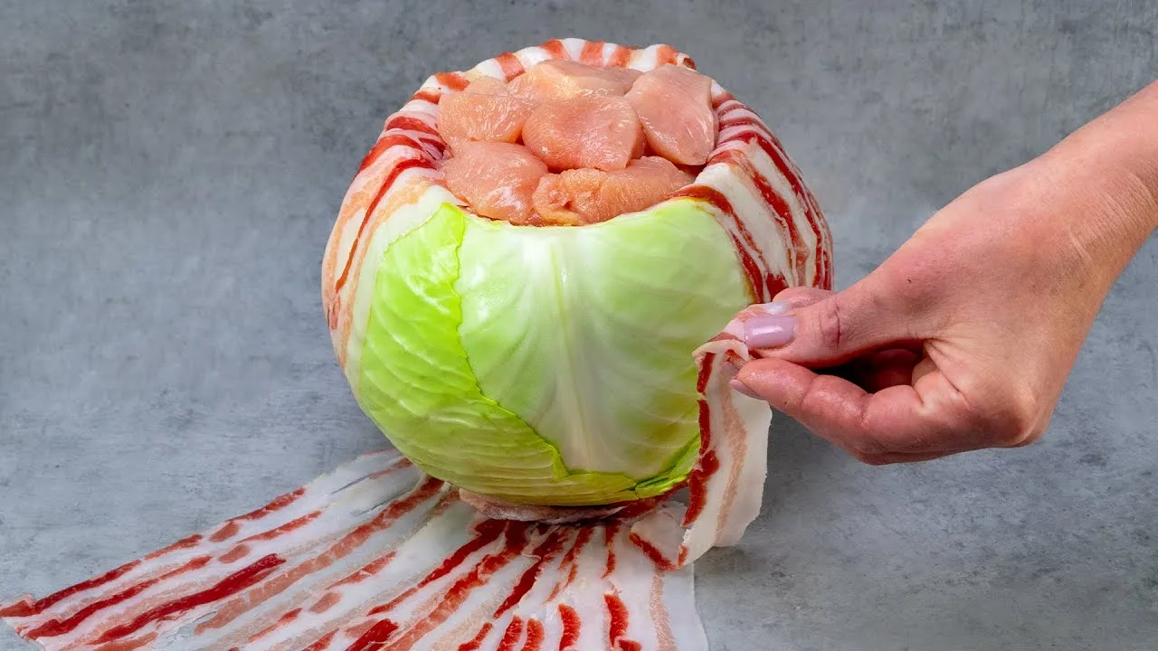 Запеканка из капусты с картофелем, беконом и куриной грудкой
