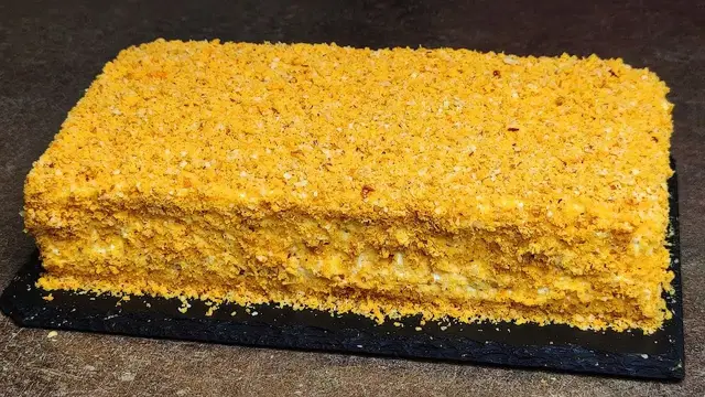 Медовый торт со сметённым кремом