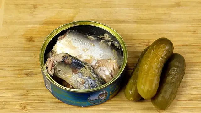 Простой салат с консервированными сардинами