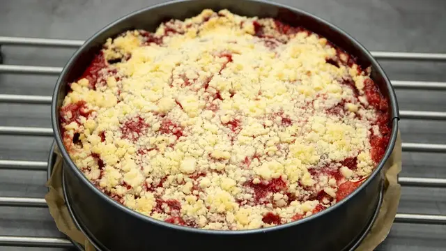 Летний пирог с клубникой