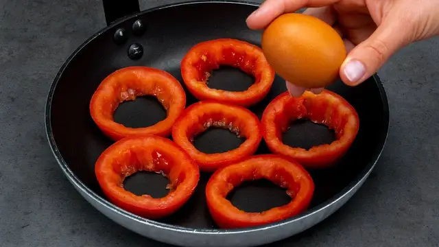 Лёгкий завтрак из помидоров и яиц