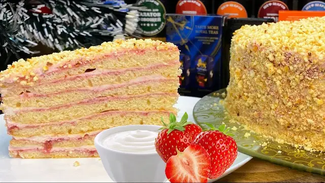 Новогодний торт со сливочно-клубничной начинкой