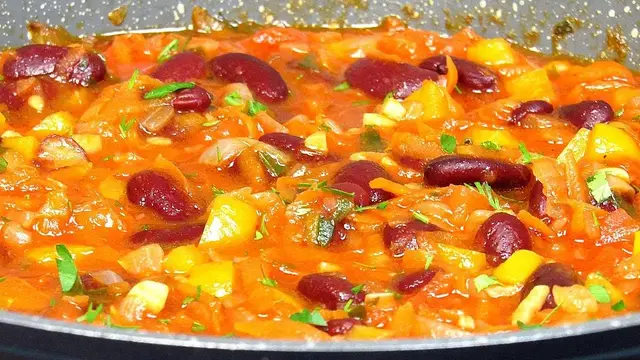 Фасоль с овощами в томатном соусе