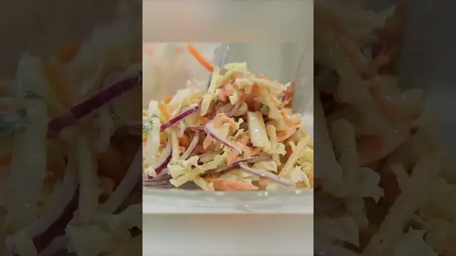 Свежий салат с яблоком и пекинской капустой
