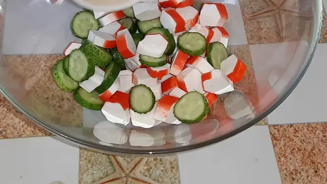 Салат из крабовых палочек и памело