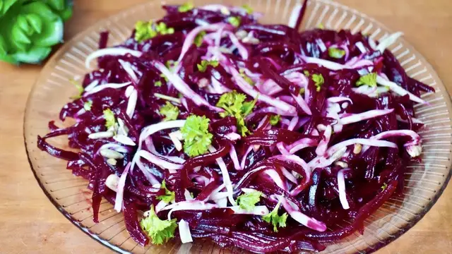Необыкновенно простой и вкусный салат из обычной свеклы