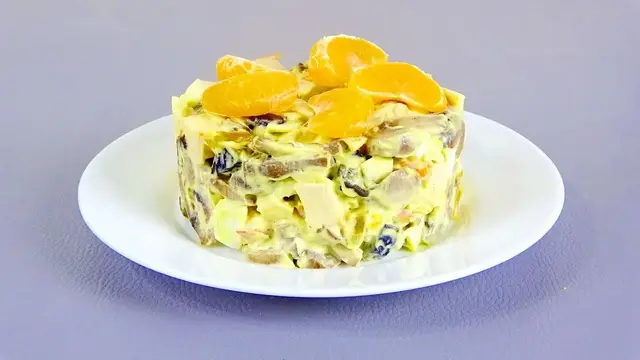 Салат с курицей, шампиньонами, черносливом и курагой 
