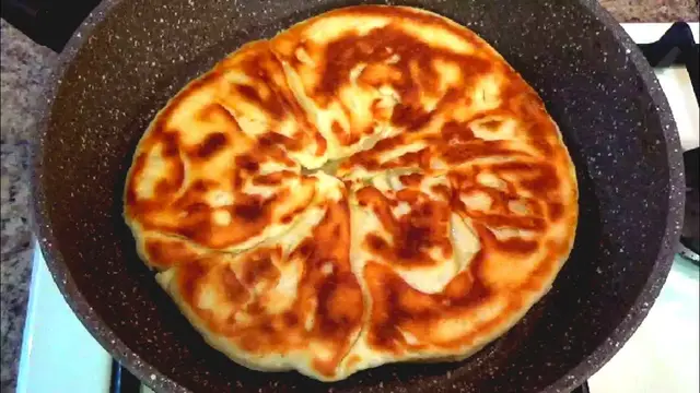 Слоистый и очень вкусный турецкий хлеб на сковороде