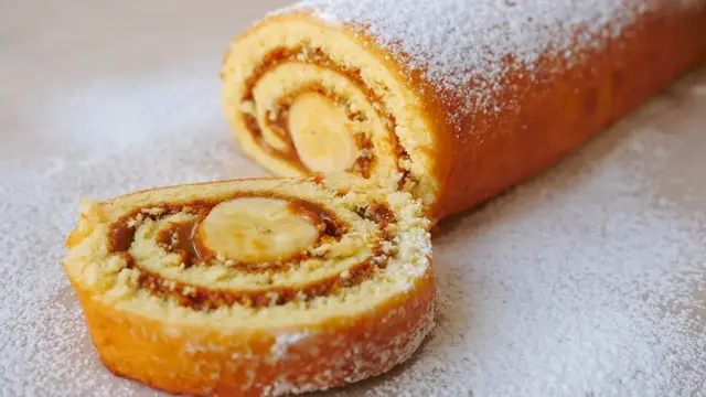 Бисквитный рулет с бананом и сгущёнкой к чаю 