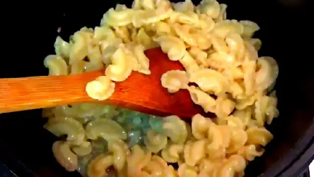 Вкусный завтрак с макаронами и картошкой