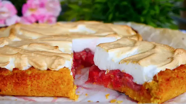 Простой и вкусный пирог с клубникой