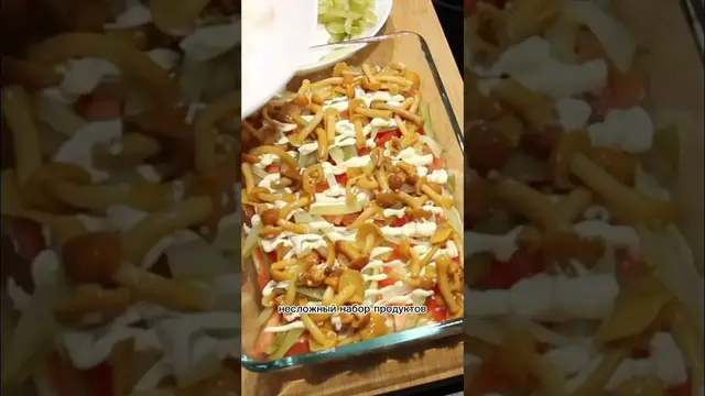Слоеный салат с курицей и грибами