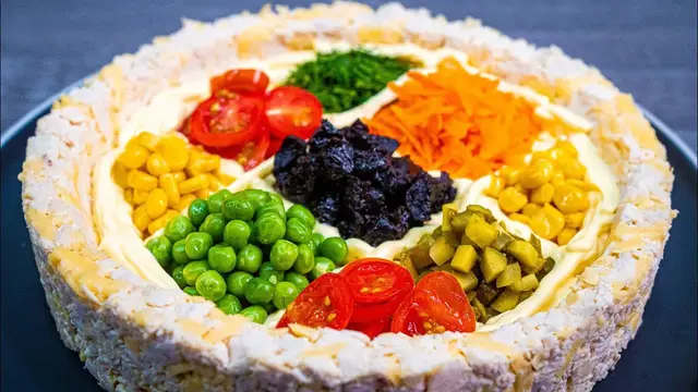 Салат с курицей на новогодний стол 