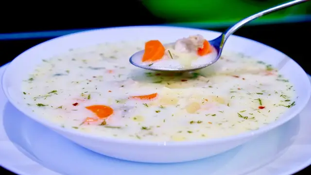 Сырный суп с курицей и лапшой