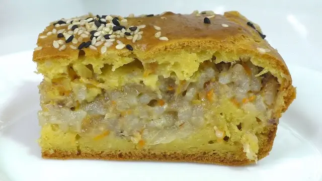 Заливной пирог с рыбой и рисом