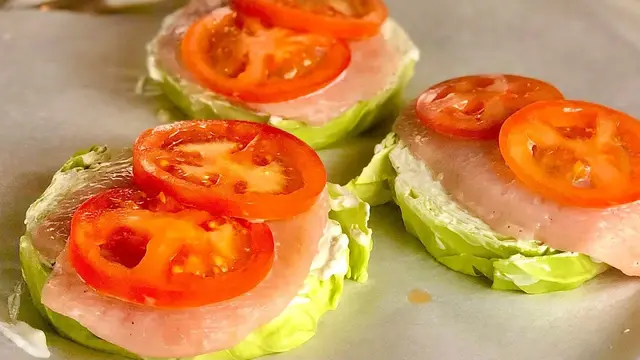 Стейки из капусты с курицей