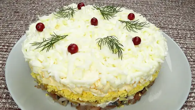 Вкусный, нежный и бюджетный салат с селедкой