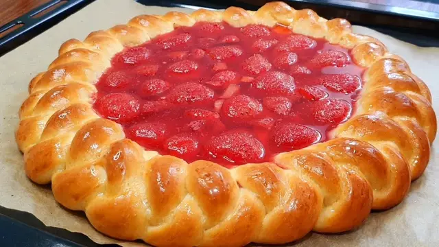 Незабываемый пирог с клубникой