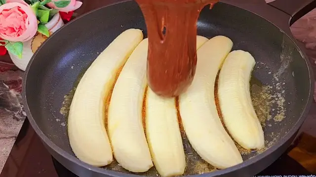 Вкусный пирог на сковороде с бананами