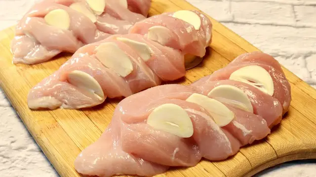 Курица с пикантным соусом в духовке