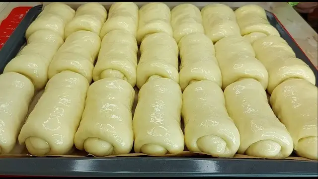 Воздушные молочные булочки со сгущёнкой 