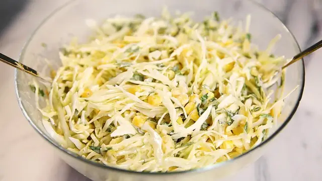 Вкусный салат из белокочанной капусты