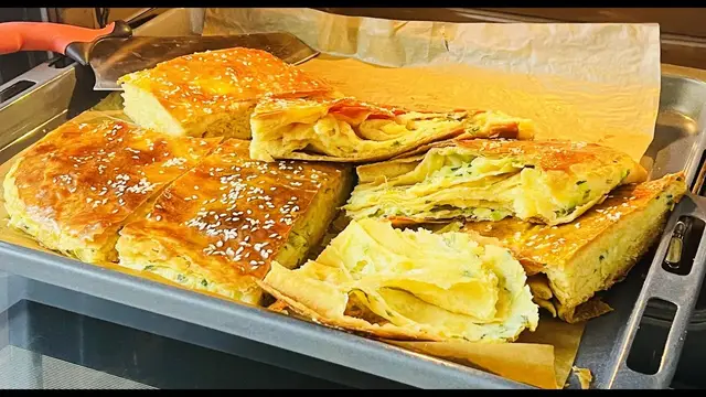Пирог с сыром и зелёным луком на кефире