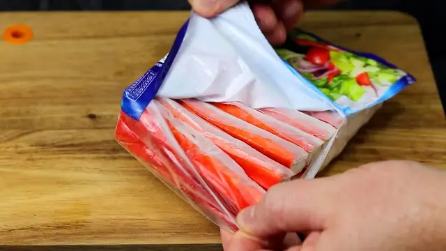 Праздничный салат из крабовых палочек