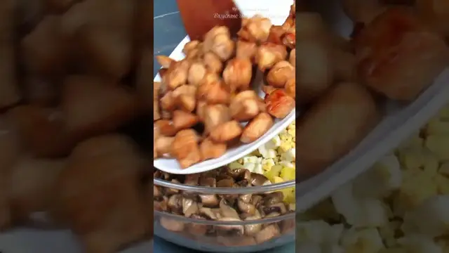 Вкусный салат с курицей и грибами